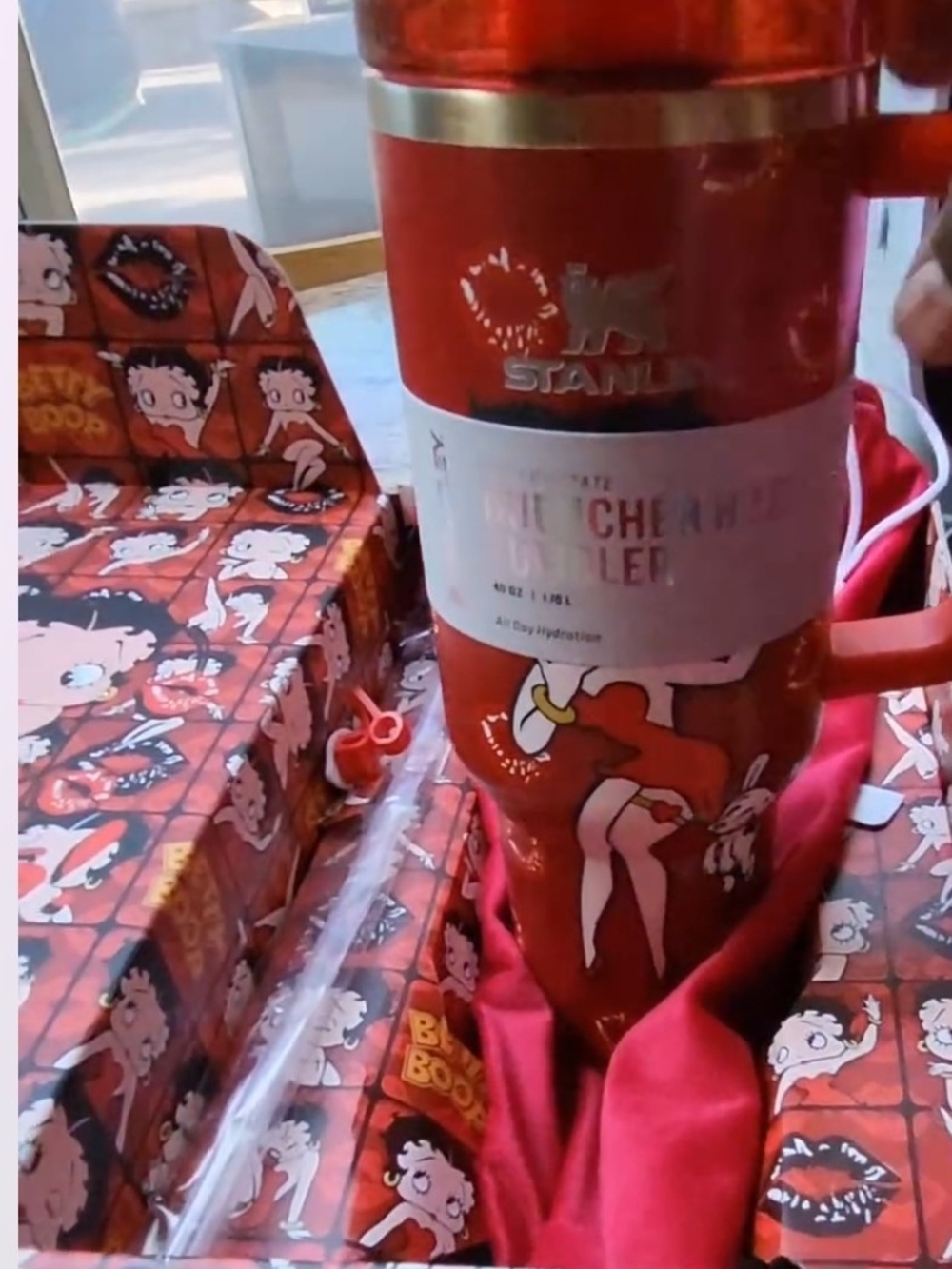 Stanley Betty Boop Red & Black Dog Kisses Graphic Traveler Tumbler NWT  In Box - Picture 2 of 6